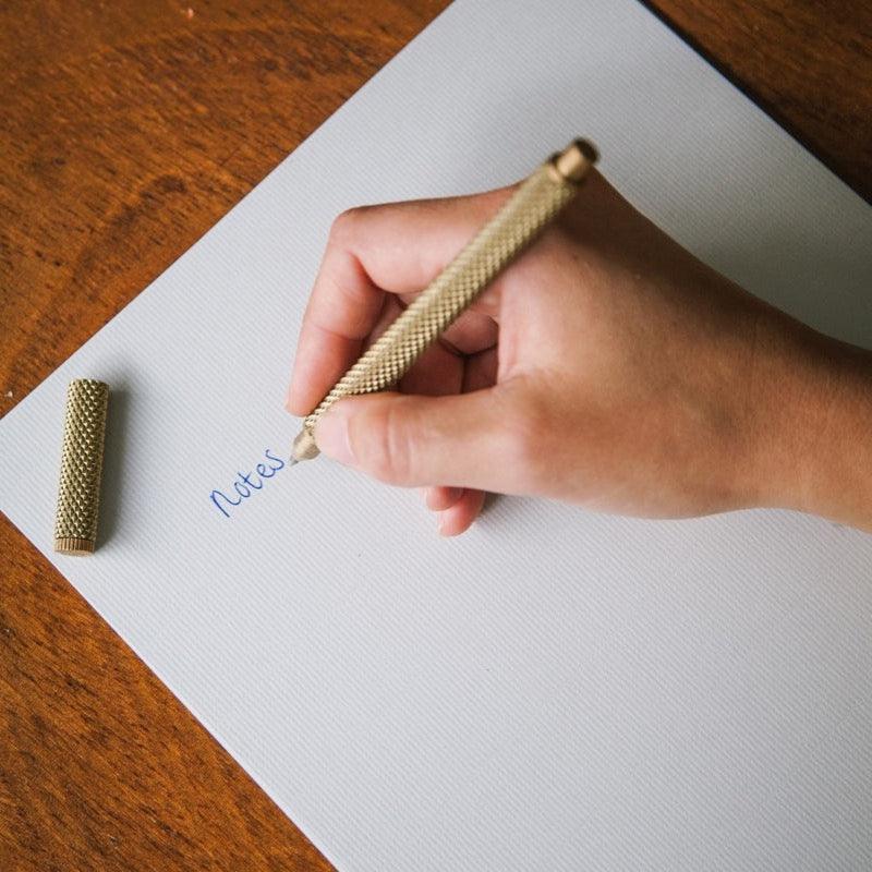 Brût | Homeware Pen | Messing | Knurled | 15 cm